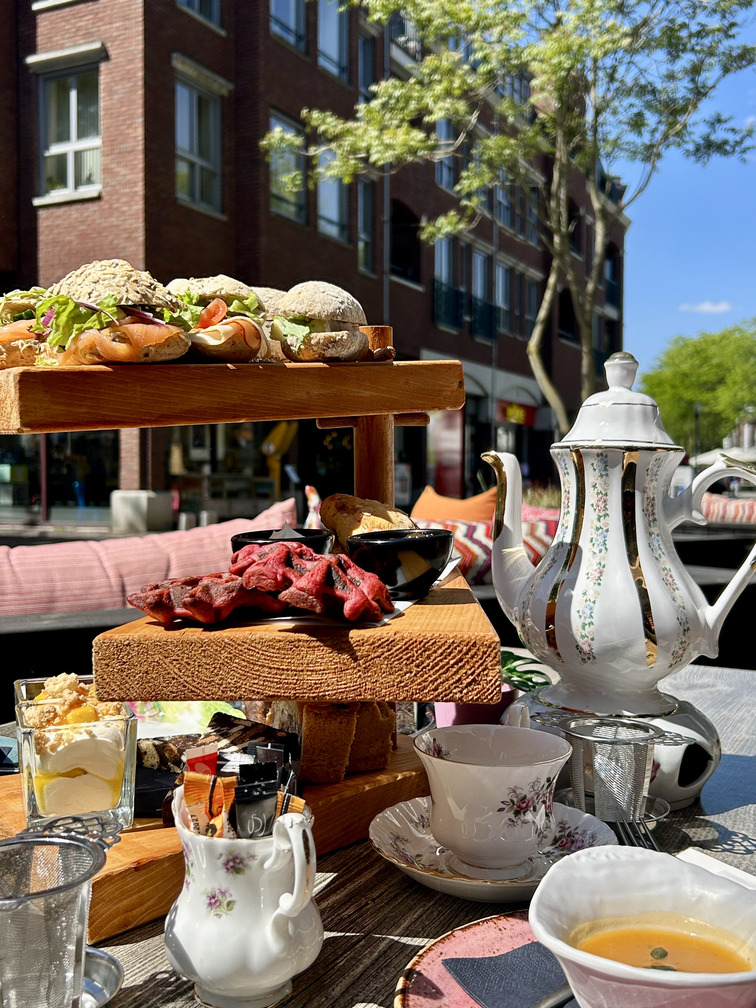High tea in de zon